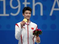 日本选手击败对手，获得游泳比赛冠军