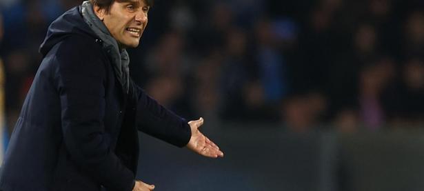 包含那不勒斯后卫因伤离场，球队战线受到影响的词条