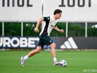 包含多特蒙德后防线失误频频，需加强防守训练的词条