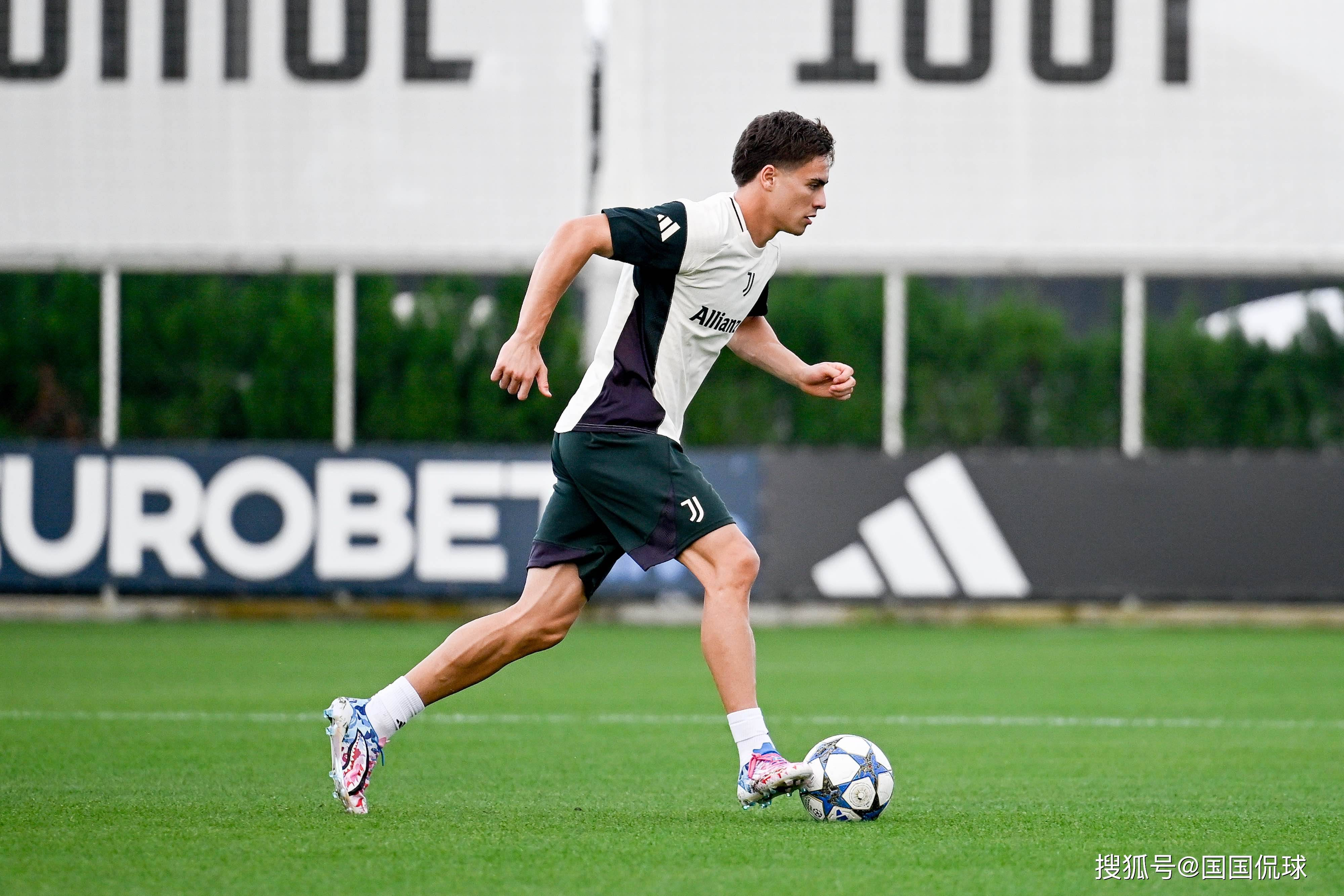 包含多特蒙德后防线失误频频，需加强防守训练的词条