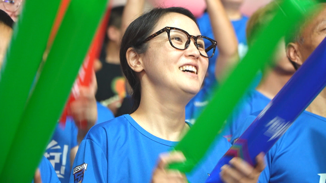 观众席上球迷启动啦啦队助威,场面火爆的简单介绍 观众席上球迷启动啦啦队助威,场面火爆的简单介绍