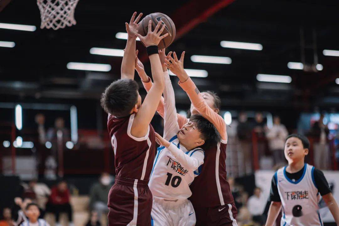 体育比赛中,球员们奋力争胜 体育比赛中,球员们奋力争胜