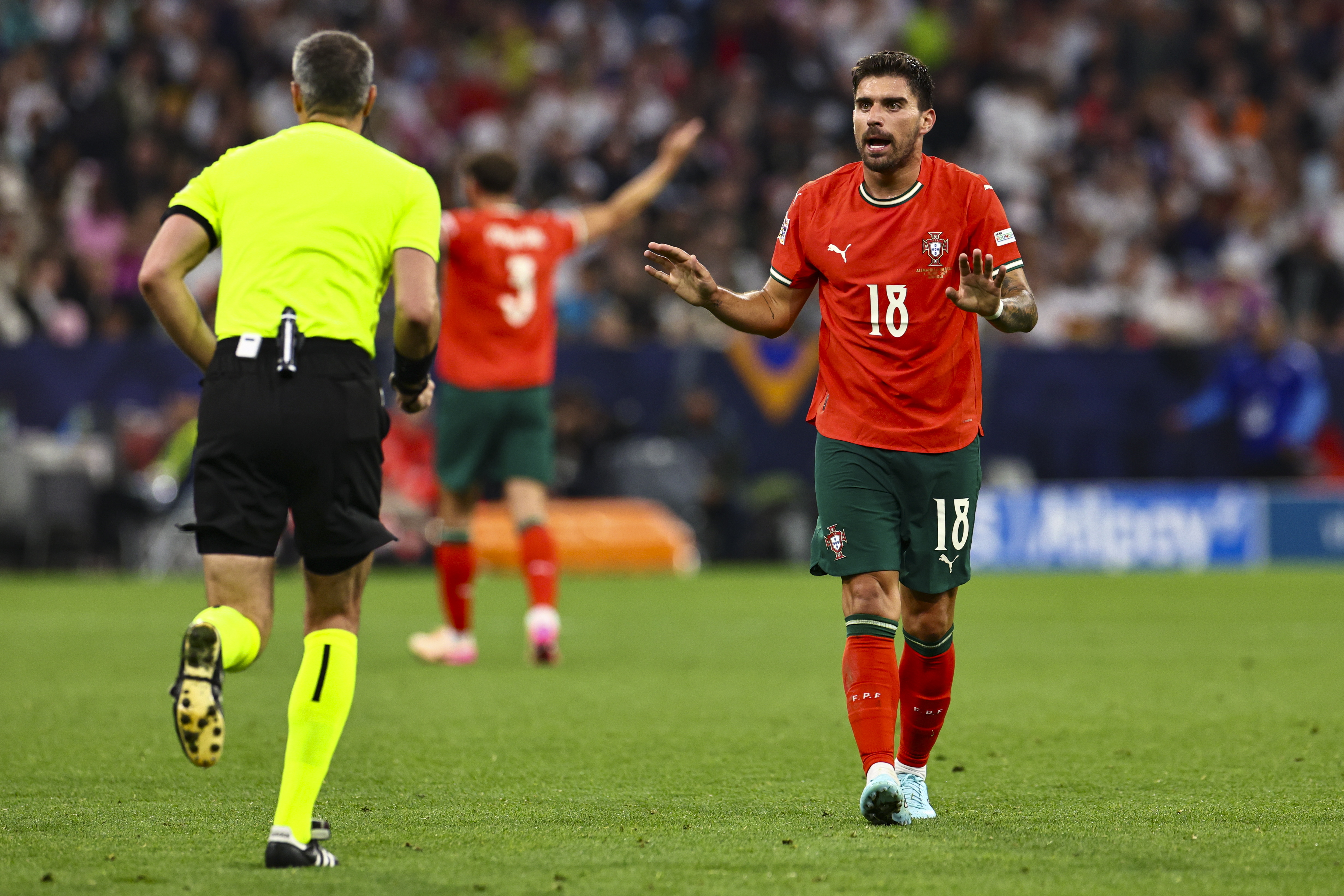 葡萄牙国家队新晋中场表现尖锐,助球队晋级 葡萄牙国家队新晋中场表现尖锐,助球队晋级