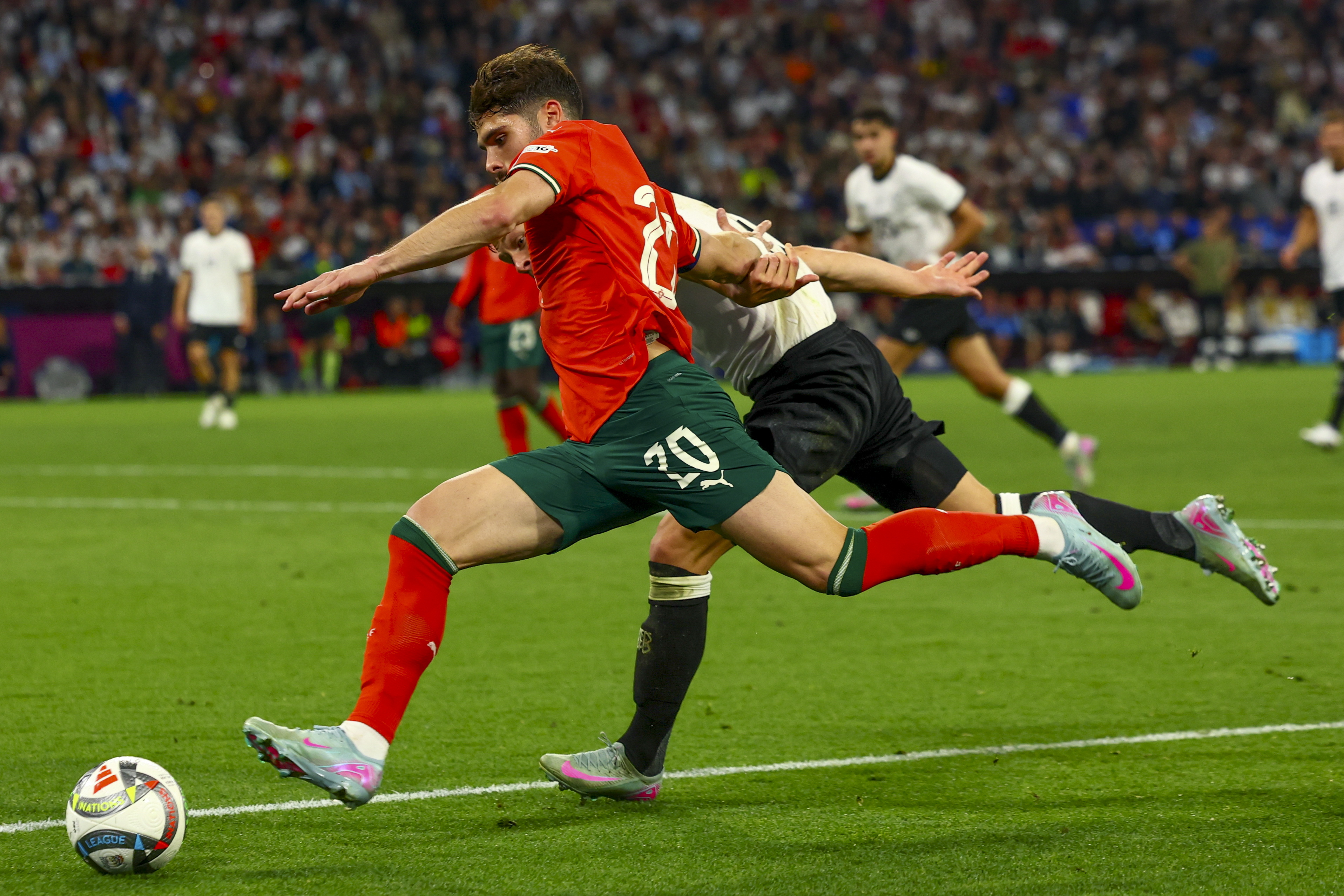 葡萄牙国家队新晋中场表现尖锐,助球队晋级 葡萄牙国家队新晋中场表现尖锐,助球队晋级