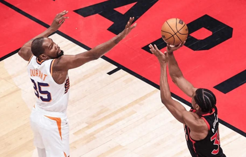 篮球比赛中各队紧张较量体现团队力量 篮球比赛中各队紧张较量体现团队力量